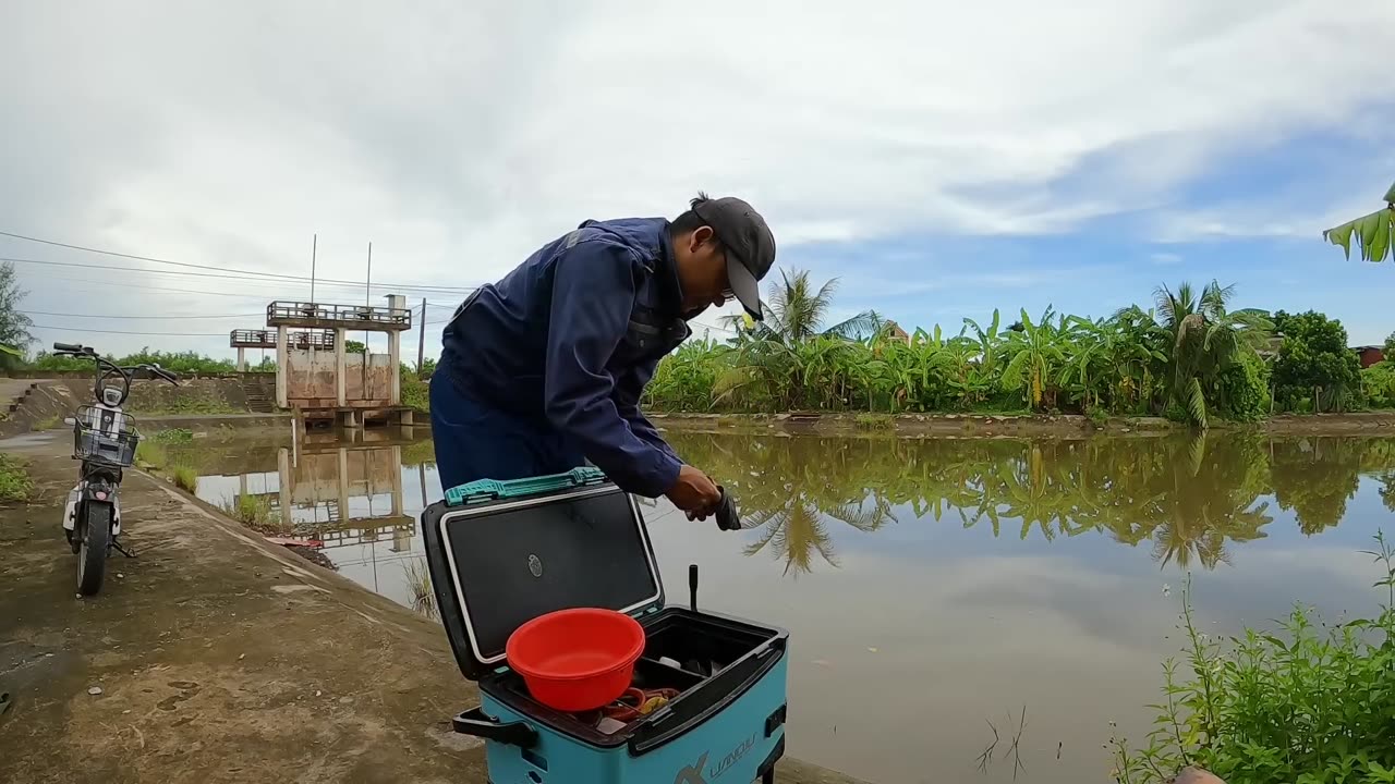Crappie Float Fishing in Lake Brush Areas