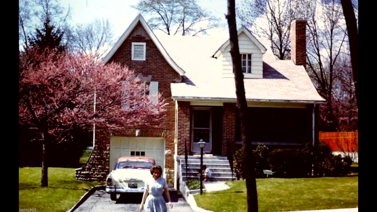 29 Vintage Photos Showing People Standing in Front of Their Houses in the 1960s