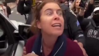 Mujer acusa a judíos de robarle su kufiya