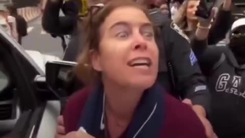Mujer acusa a judíos de robarle su kufiya