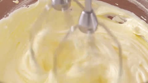 Anyone know what I mean?! Caramel almond salted cream cake is the ultimate winter dessert 🍰