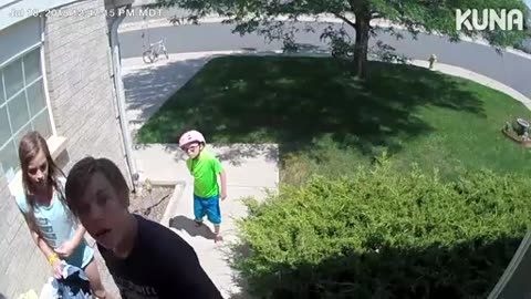 3 enfants rendent un portefeuille à son propriétaire