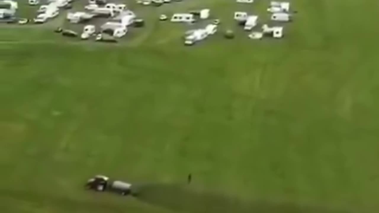 Contadini francesi hanno versato letame sul campo nomadi dei gitani — la polizia non interviene