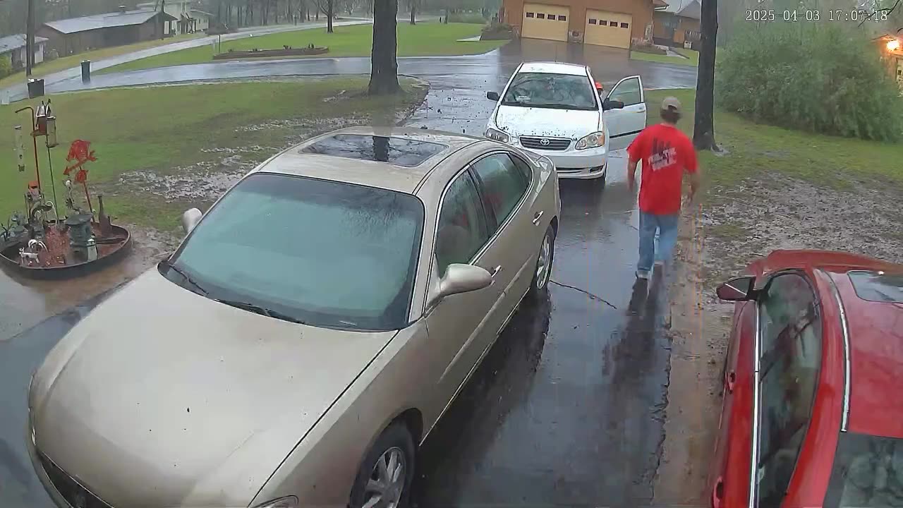 Lightning nearly hits couple entering car