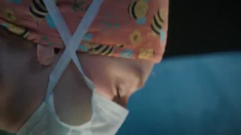 Una operación se complica y Bahar impide que Timur arruine el sueño de ser madre de una paciente