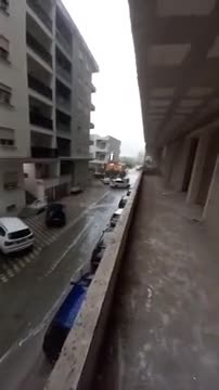 Moti i keq prek edhe Lezhën, rrugët e Shëngjinit kthehen në rrjedhë lumi