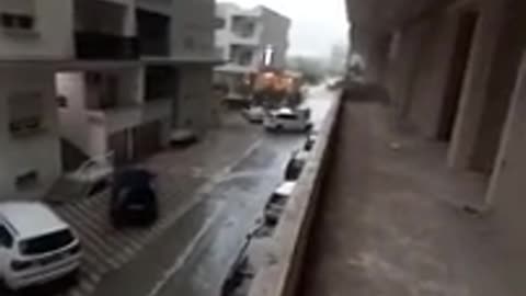 Moti i keq prek edhe Lezhën, rrugët e Shëngjinit kthehen në rrjedhë lumi