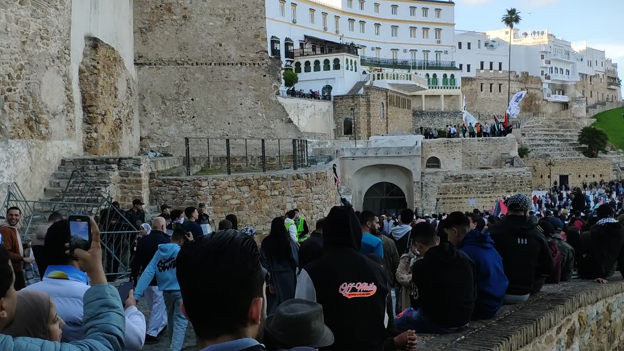 مسيرة حاشدة شعبية استنكارا لرسو سفن العدو بميناء طنجة 20 04 2025 محاصرة مسيرة طنجة