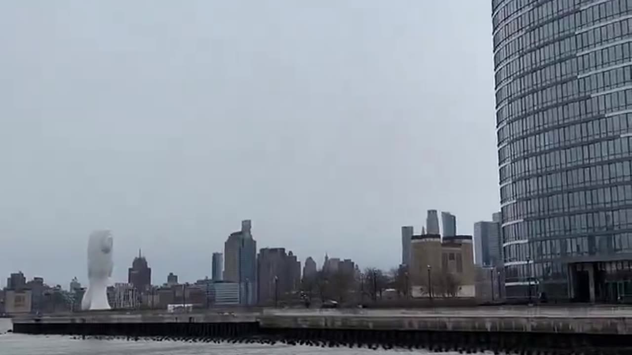 The moment the helicopter crashed into the Hudson River in New York, killing 6 people.