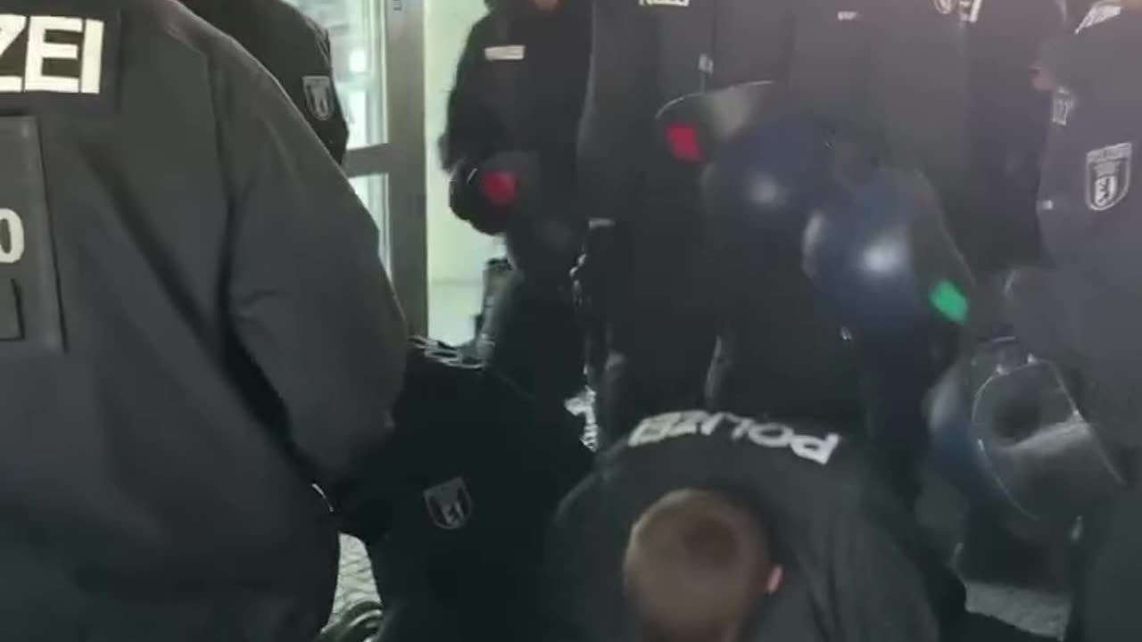 German police assault pro-Palestine protesters in Berlin