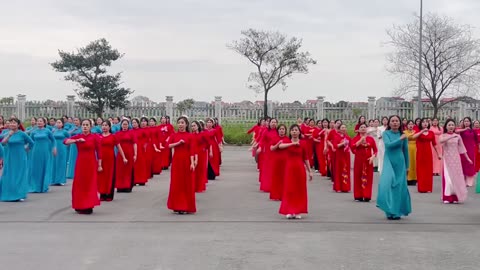 Bac Giang women dance to celebrate the Vietnam Party