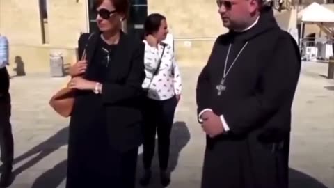 ✝🇮🇱Guardia israeliana dice all’abate cattolico di nascondere la sua croce