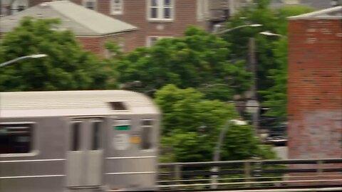 🇺🇸A video urging wealthy New Yorkers to move to Moscow is going viral on