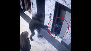 Un niño se apoya en la puerta del ascensor y cae al hueco en Rusia