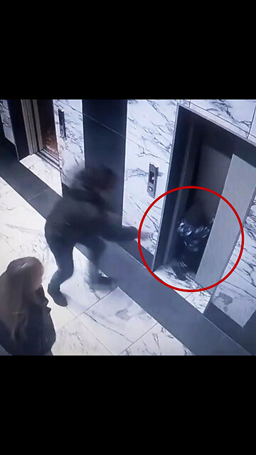 Un niño se apoya en la puerta del ascensor y cae al hueco en Rusia