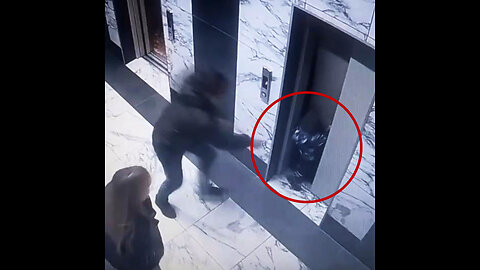 Un niño se apoya en la puerta del ascensor y cae al hueco en Rusia