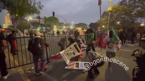 Anti-ICE rioters use leaf blowers to shoot tear gas in wild scene | New York Post