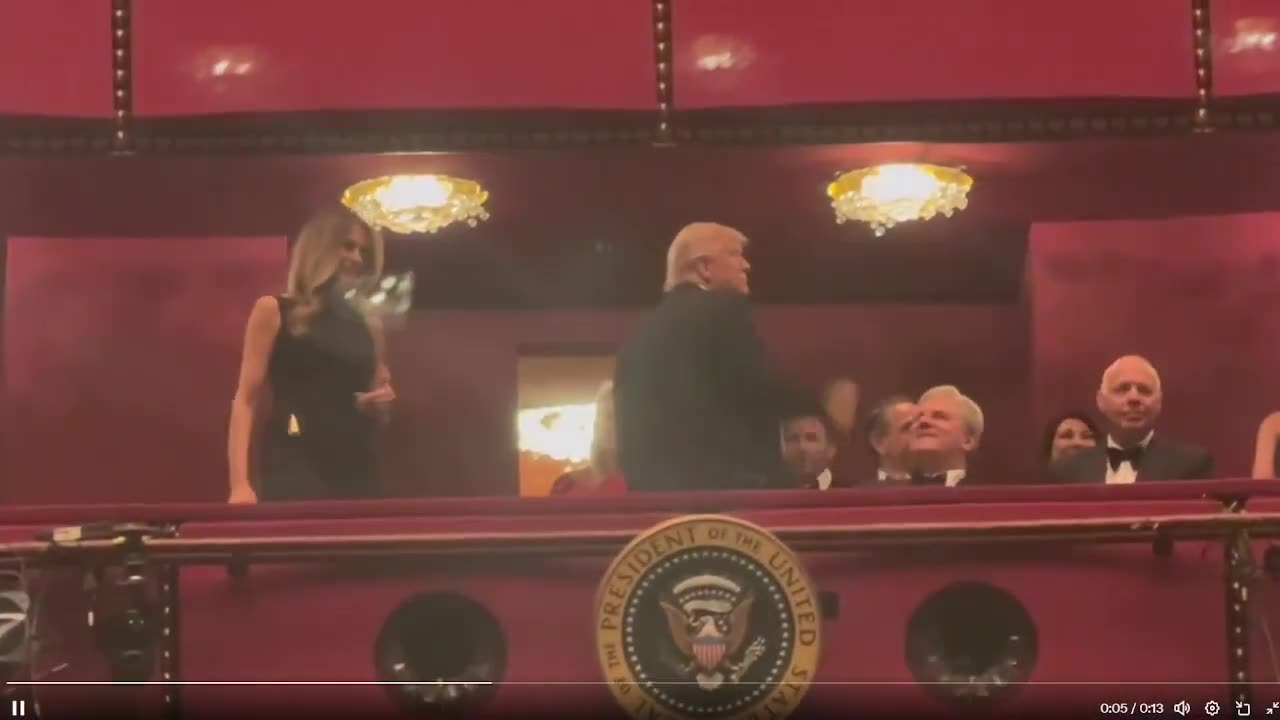 Tổng thống Trump đã nhận được sự hoan nghênh nhiệt liệt tại Trung tâm Kennedy.