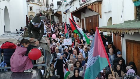 مسيرة حاشدة شعبية استنكارا لرسو سفن العدو بميناء طنجة 20 04 2025 السلطات تحاصر المسيرة سوق الداخل