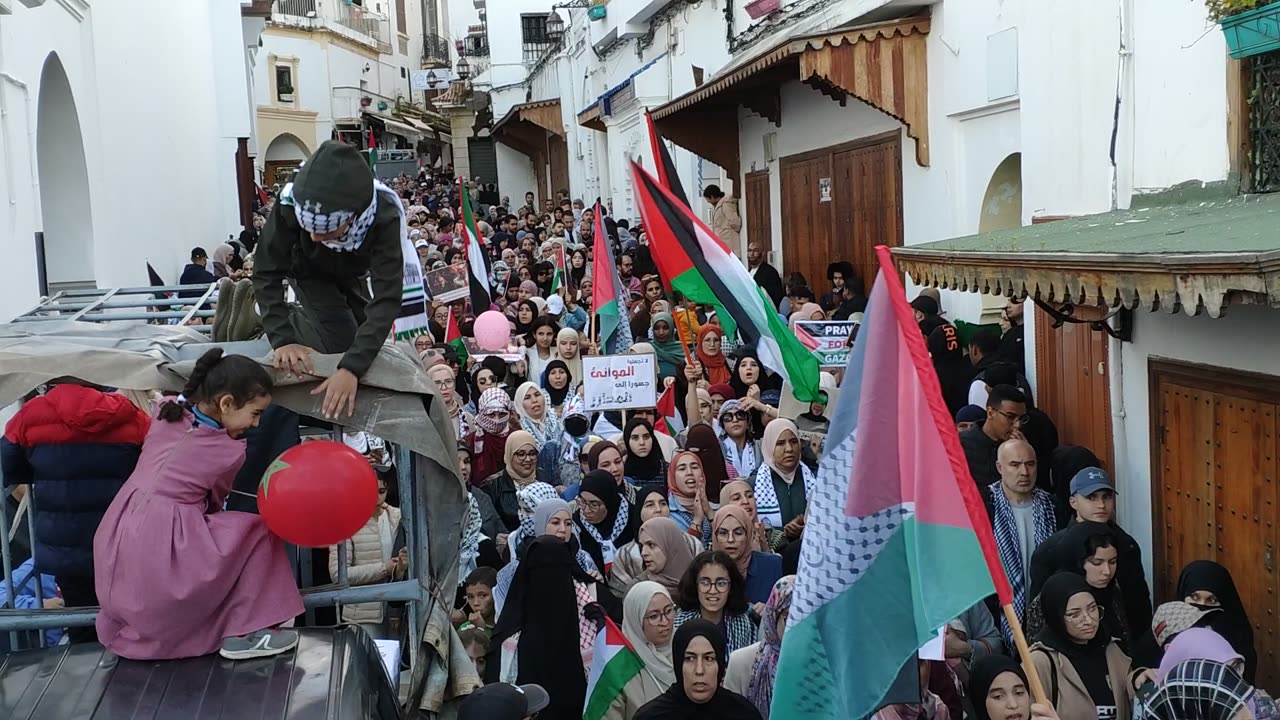 مسيرة حاشدة شعبية استنكارا لرسو سفن العدو بميناء طنجة 20 04 2025 السلطات تحاصر المسيرة سوق الداخل