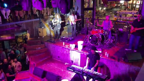 NASHVILLE TN LIVE BROADWAY STREET / PEOPLE WATCHING / BANDS WATCHING / BARS
