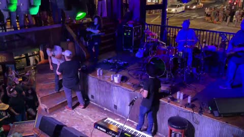 NASHVILLE TN LIVE BROADWAY STREET / PEOPLE WATCHING / BANDS WATCHING / BARS