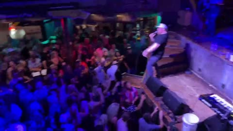 NASHVILLE TN LIVE BROADWAY STREET / PEOPLE WATCHING / BANDS WATCHING / BARS