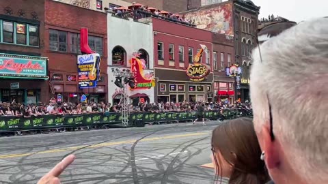 NASHVILLE TN LIVE BROADWAY STREET / PEOPLE WATCHING / BANDS WATCHING / BARS
