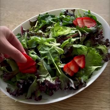 Strawberry salad anyone 🍓🥗