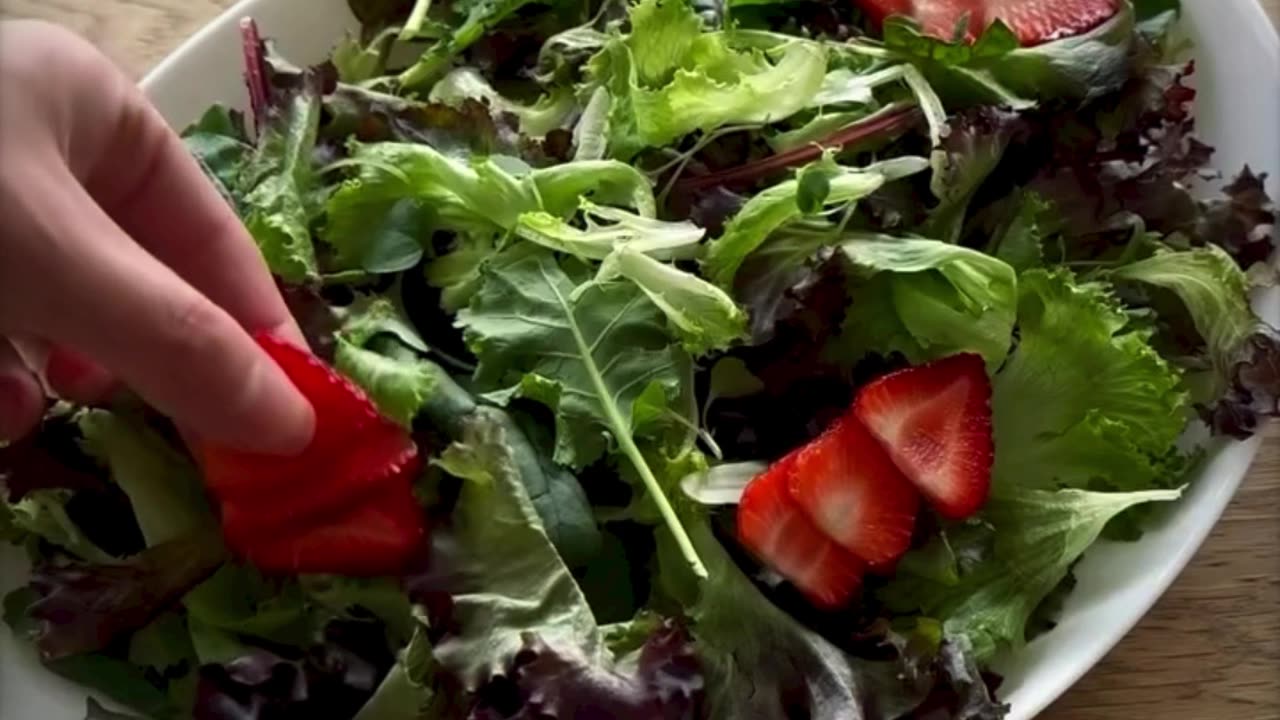 Strawberry salad anyone 🍓🥗