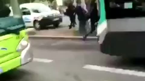 Un chauffeur de bus gifle un ado