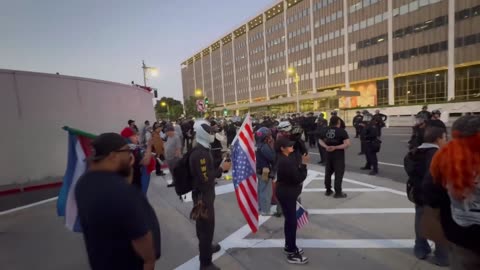 Police have now surrounded tons of protestors placing everyone under ARREST.