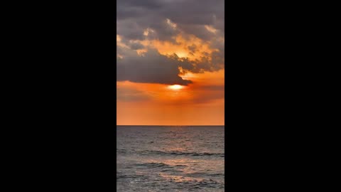 Ocean Frame – calm waves in slow motion.