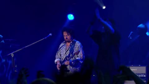 On the Run / Goodbye Elenore (with snippet of Child's Anthem) - Toto (live)
