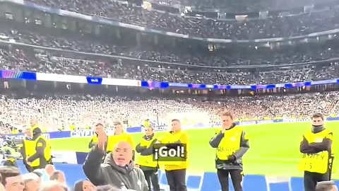 🔥 ESCÁNDALO EN EL BERNABÉU: HINCHA DEL ARSENAL PROVOCA A LOS MADRIDISTAS TRAS EL GOL DE SAKA 😱⚡