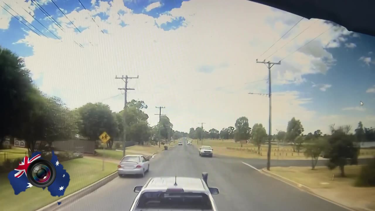 Aussiecams - FORD RANGER driver overtakes truck then wants to turn suddenly - then WHACK!