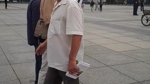 człowiek z wieńcem z błędnym przekazem medialnym