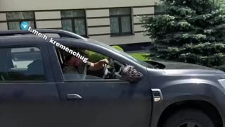 Grateful Residents of Kremenchuk Greet Ukrainian Soldiers — With a Boot and a Hammer 😂