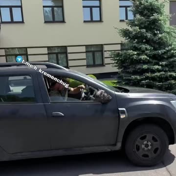 Grateful Residents of Kremenchuk Greet Ukrainian Soldiers — With a Boot and a Hammer 😂