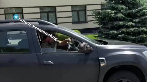 Grateful Residents of Kremenchuk Greet Ukrainian Soldiers — With a Boot and a Hammer 😂