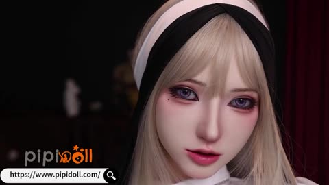 Eine dunkle, verführerische Schönheit, die Macht ausstrahlt.