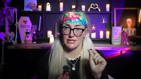 A MORTICIAN EXPLAINS WHY 🖼 THIS PHOTO DOESN'T MAKE SENSE