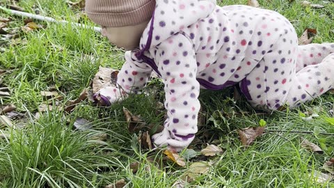 outdoor baby vibes 🌿 baby kayla crawling around in the garden
