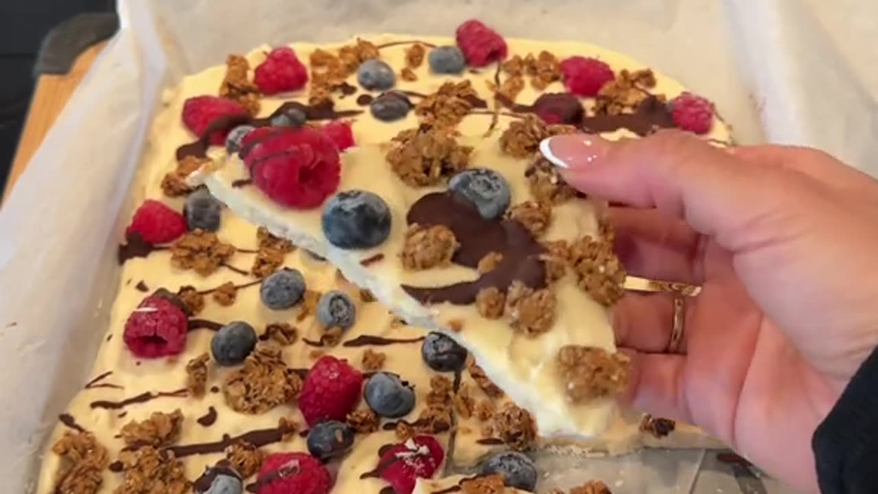 🍦 High Protein Yogurt Bark Recipe for a Healthy Snack 🥄