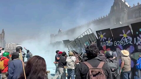 Large riots at a massive protest in Mexico City