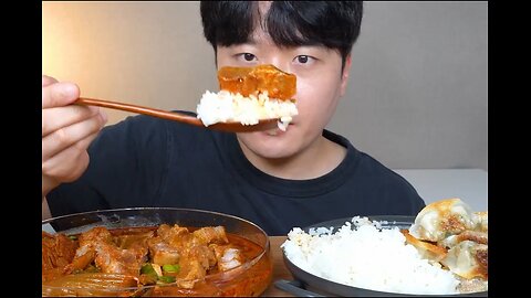 Pork stewed with cabbage and kimchi, fried dumplings, delicious and good with rice