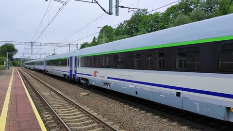 IC Karkonosze z Warszawy Wsch. do Szklarskiej Poręby Górnej opóźniony 265 min. Mija stację Wojanów.