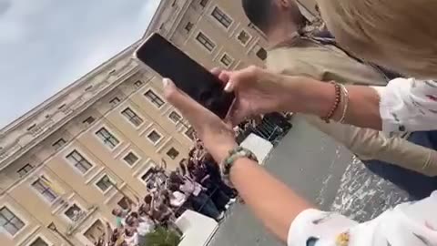 femija i fundit qe takoi papen...