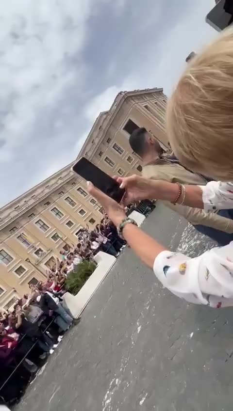 femija i fundit qe takoi papen...