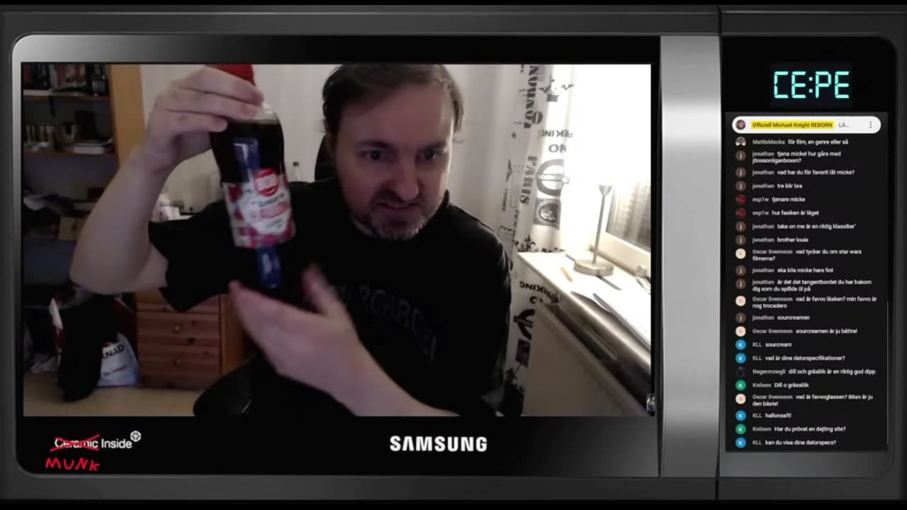 Magmys Micke visar hallonsaft och fiser